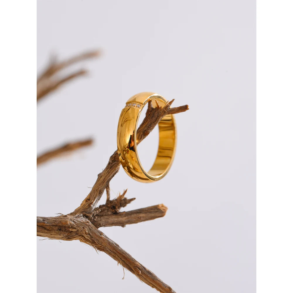 Cubic zirconia geometric ring in 18K gold-plated stainless steel with cubic zirconia.