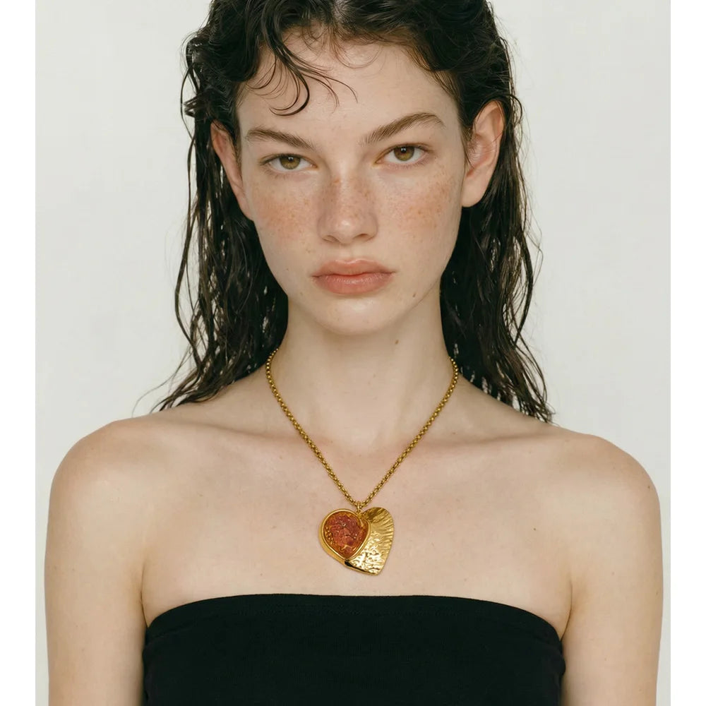 Resin heart necklace in gold-plated stainless steel with resin.
