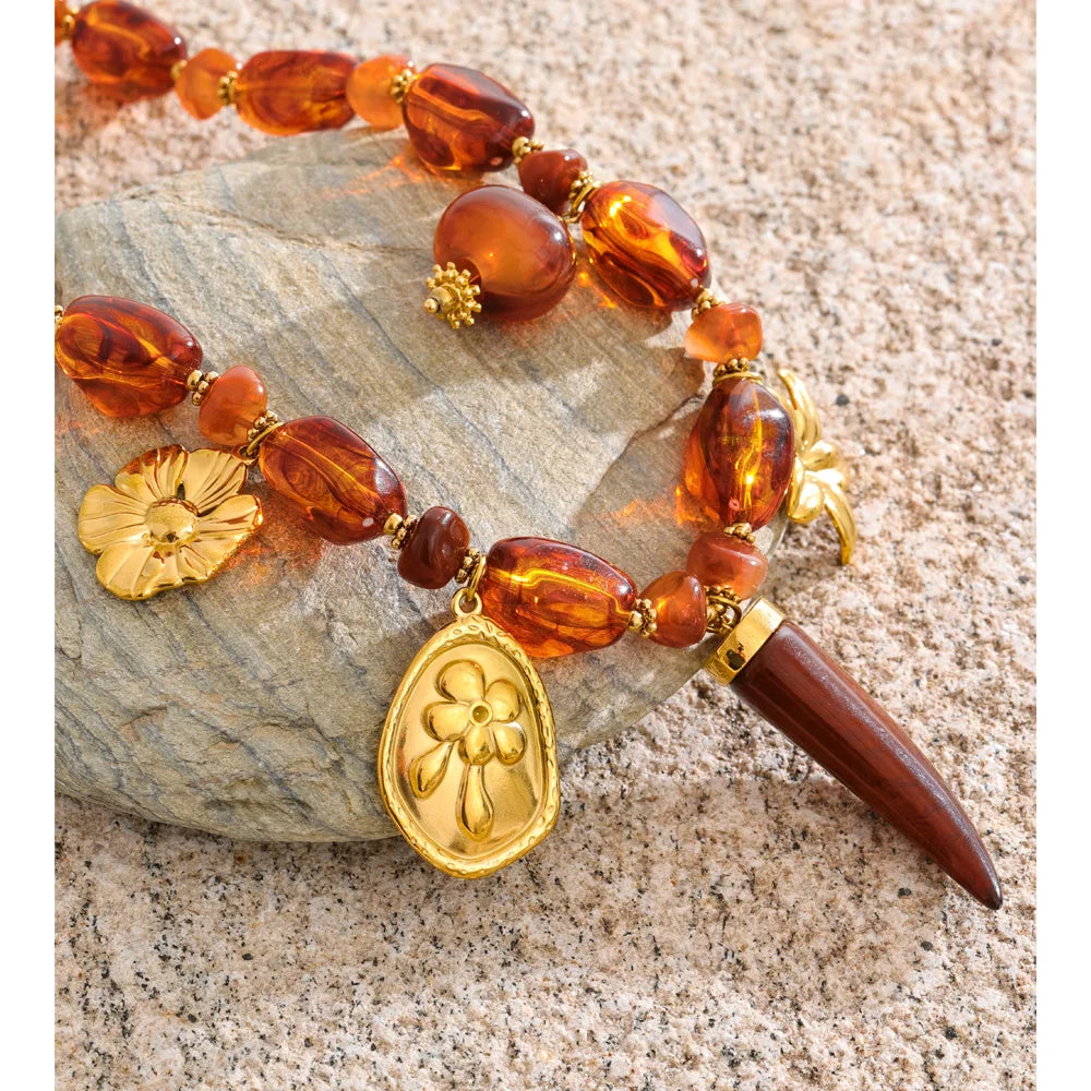 Amber resin flower necklace in gold-plated stainless steel with resin.