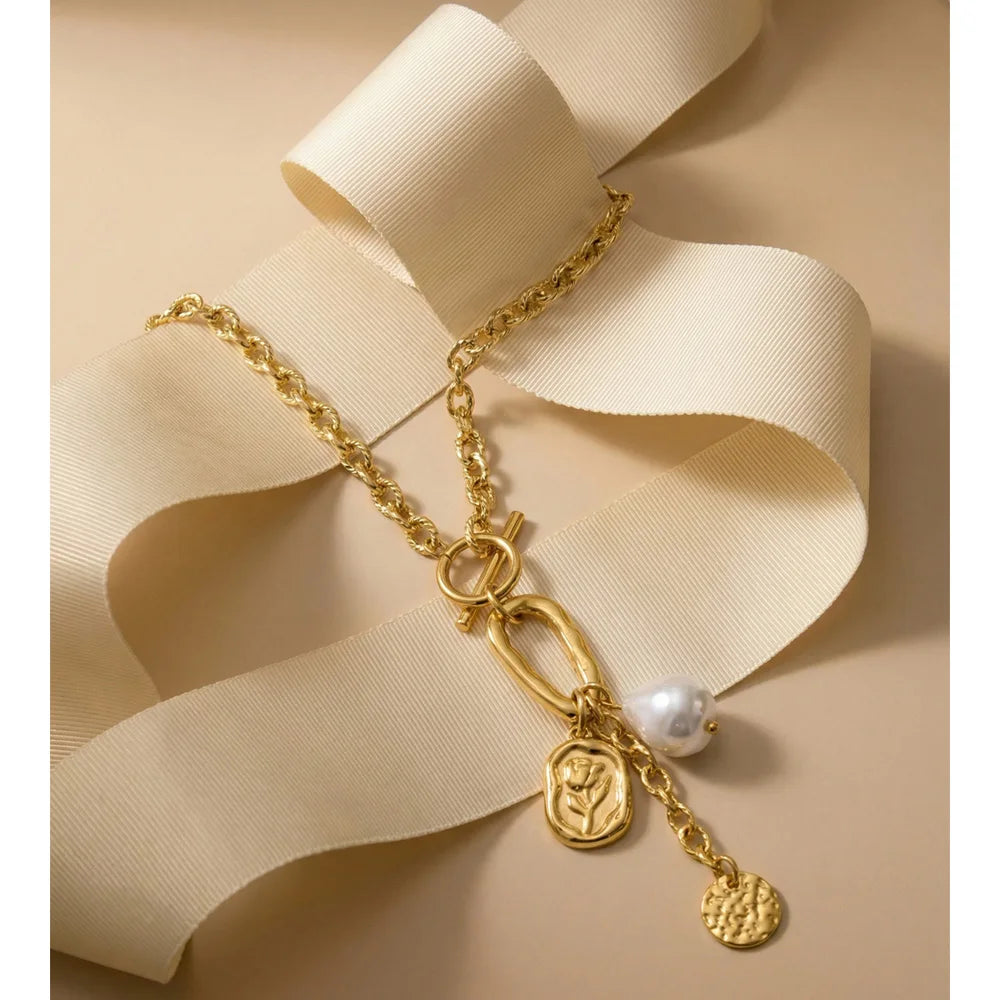Pearl flower geometric necklace in gold-plated stainless steel with pearl.
