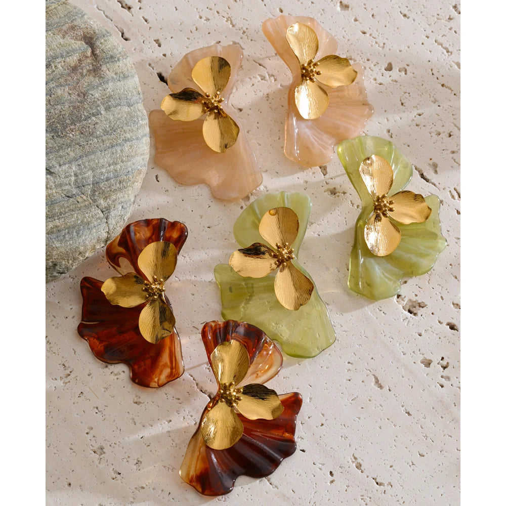 Green resin flower earrings in gold-plated stainless steel with resin.