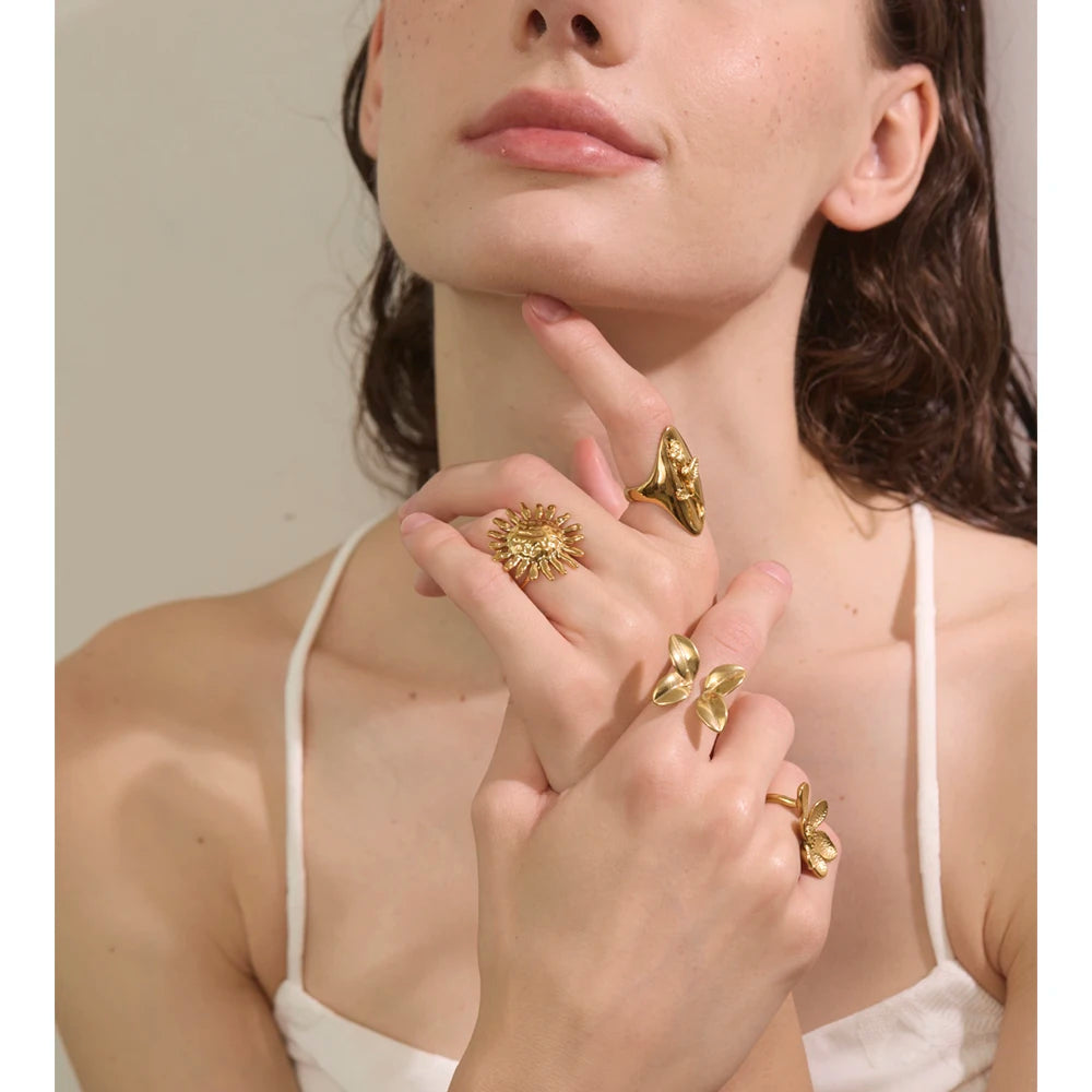 Flower ring in gold-plated stainless steel.