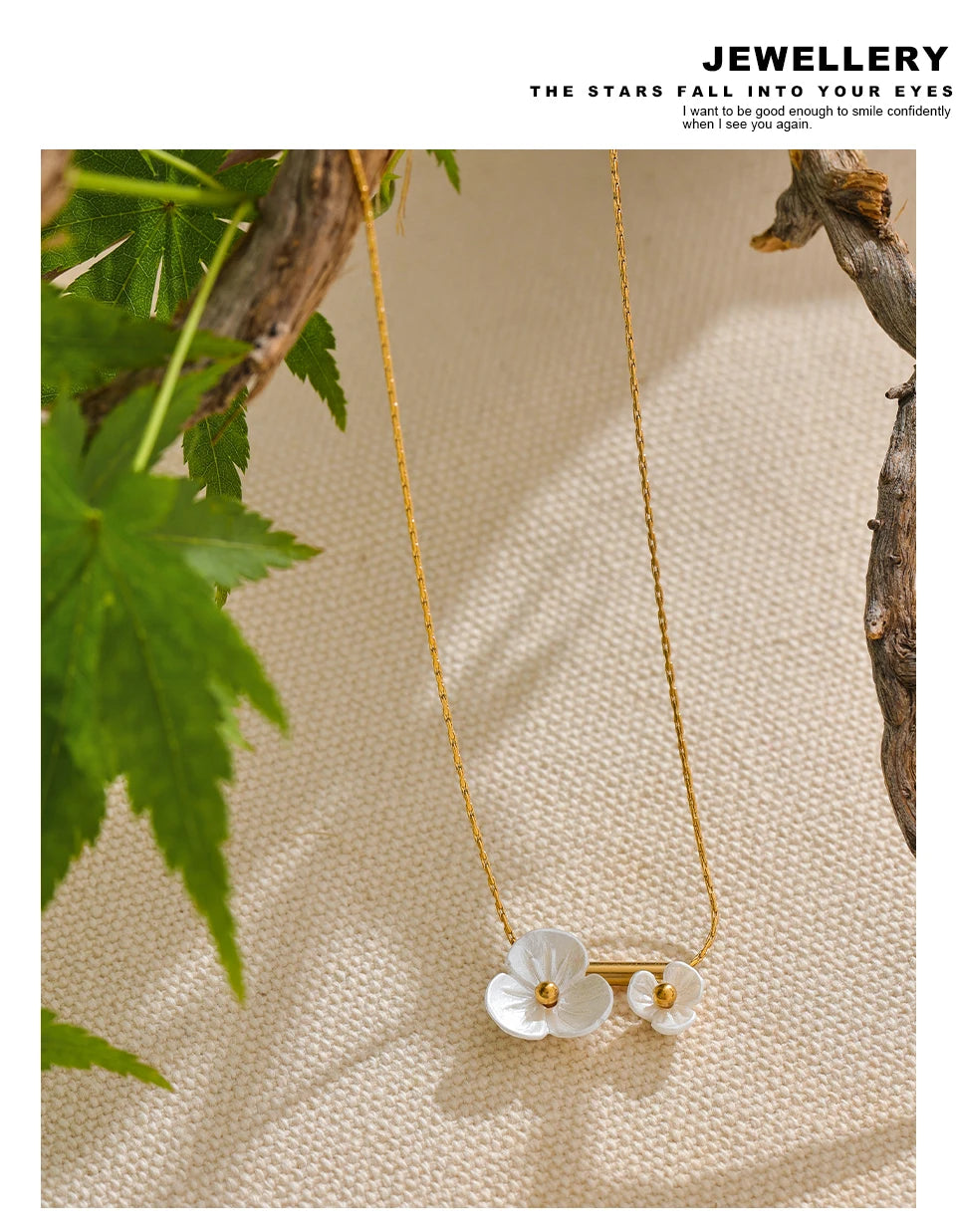 Shell resin flower necklace in gold-plated stainless steel with shell and resin.