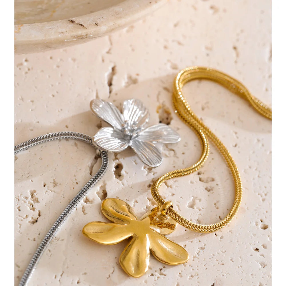 Flower necklace in gold-plated stainless steel.