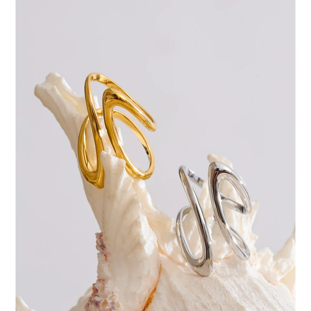 Minimalist geometric ring in gold-plated stainless steel.
