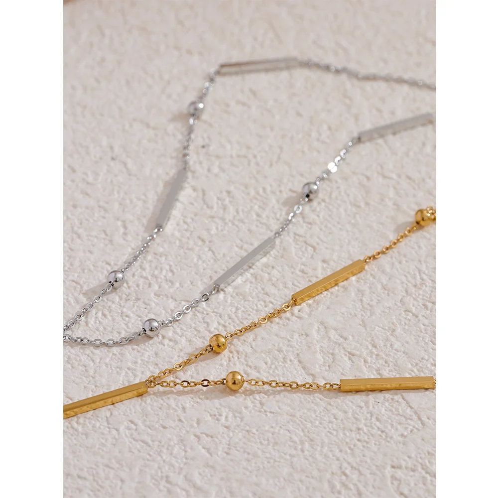 Geometric chain necklace in gold-plated 316L stainless steel.