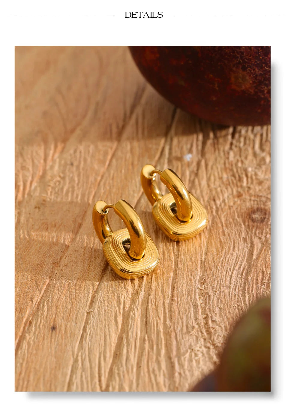 Geometric earrings in gold-plated stainless steel.