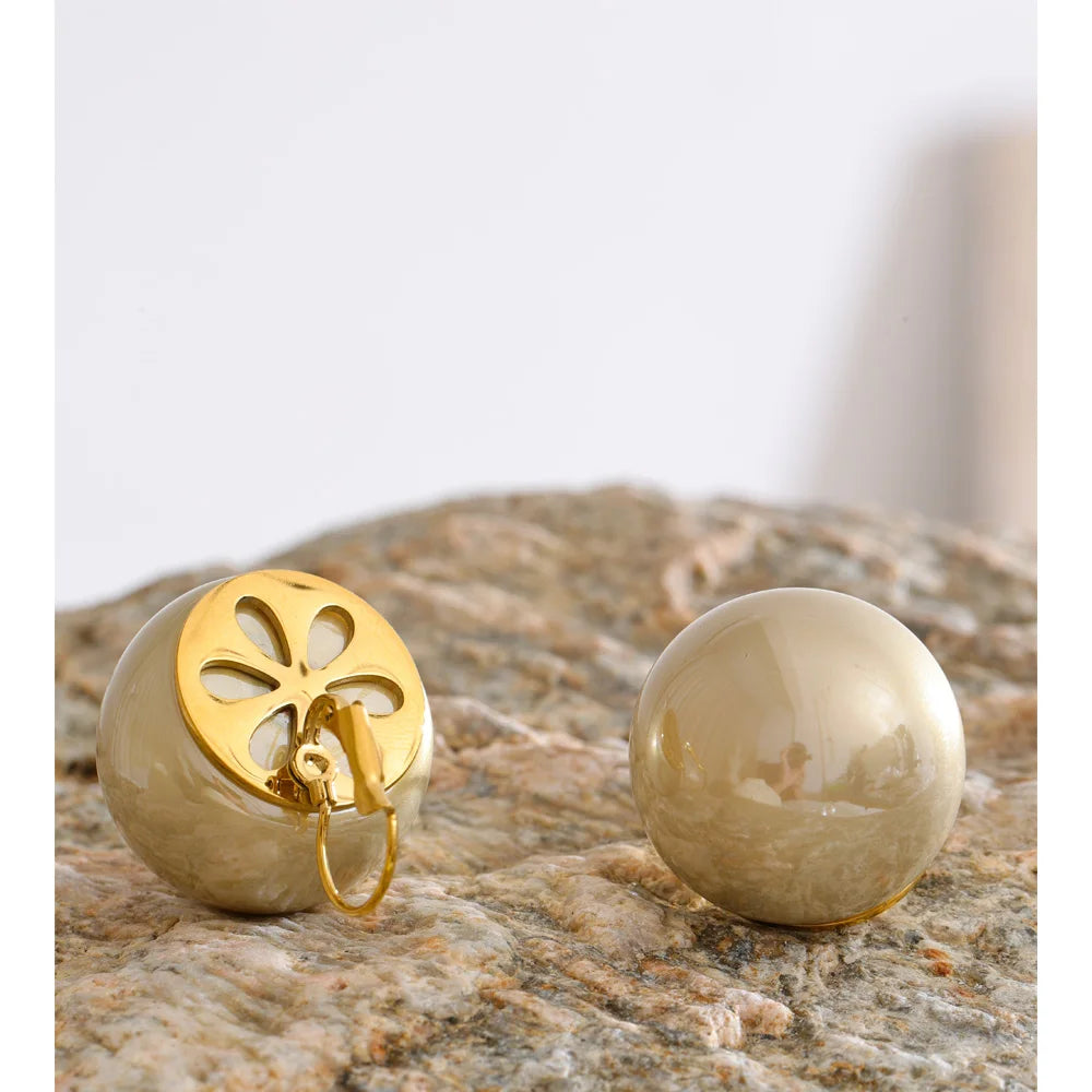 Pearl geometric earrings in gold-plated stainless steel with pearl.