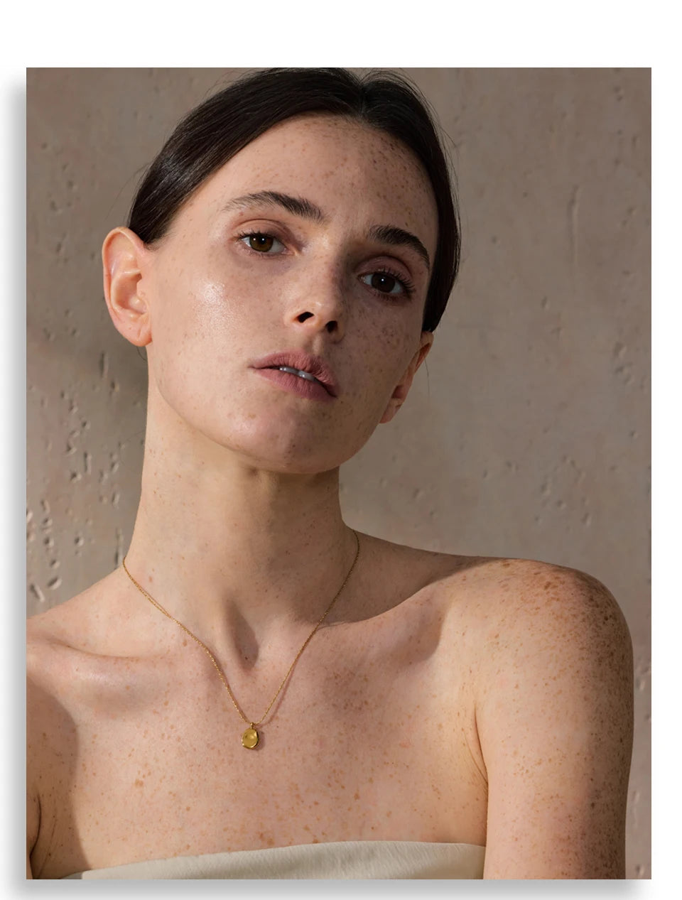 Hammered minimalist geometric necklace in gold-plated stainless steel.