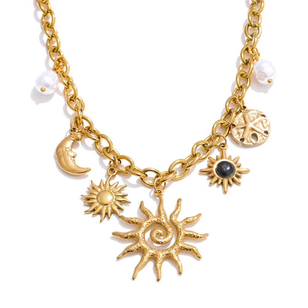 Pearl star moon necklace in gold-plated stainless steel with pearl.