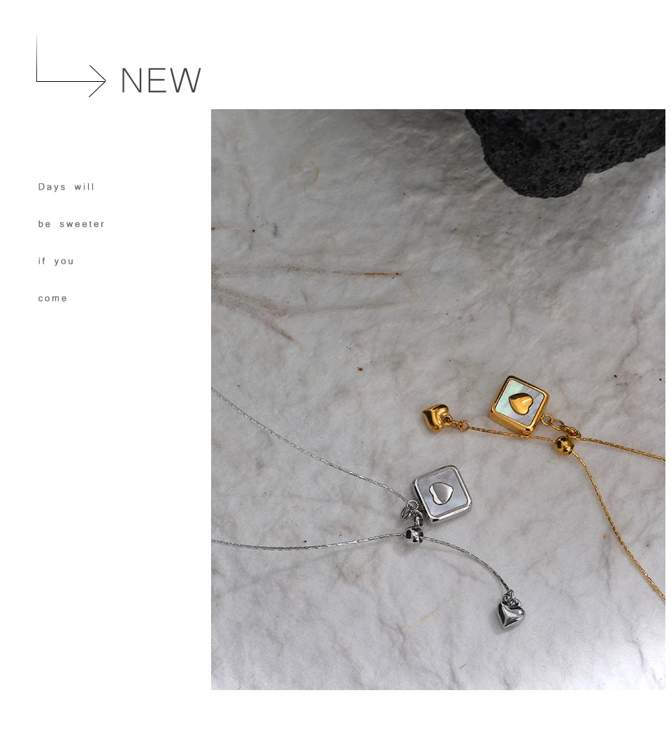 Shell heart geometric necklace in gold-plated stainless steel with shell.