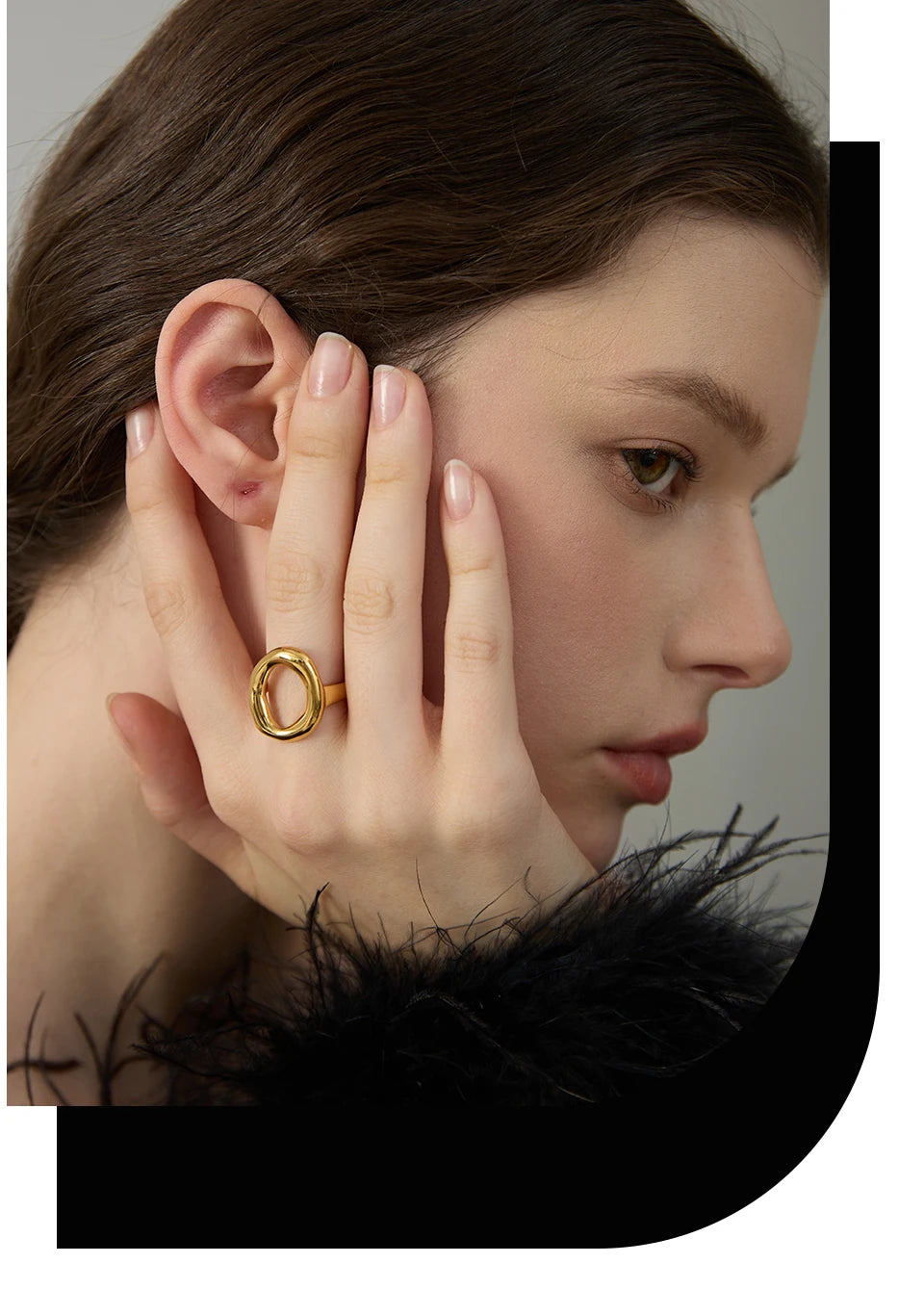 Minimalist geometric ring in 18K gold-plated stainless steel.