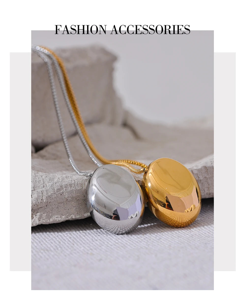 Minimalist geometric chain necklace in gold-plated 316L stainless steel.