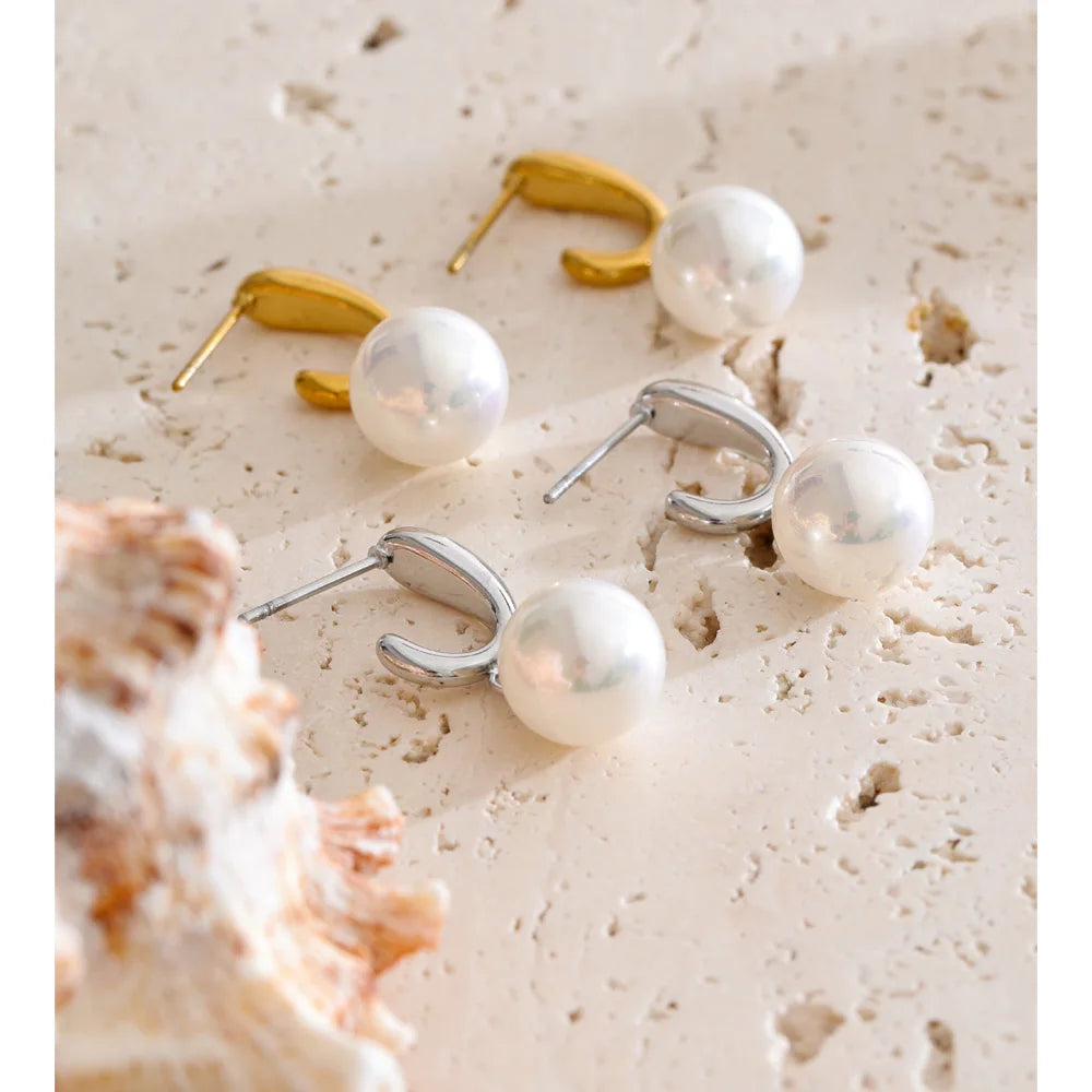 Pearl geometric earrings in gold-plated stainless steel with pearl.
