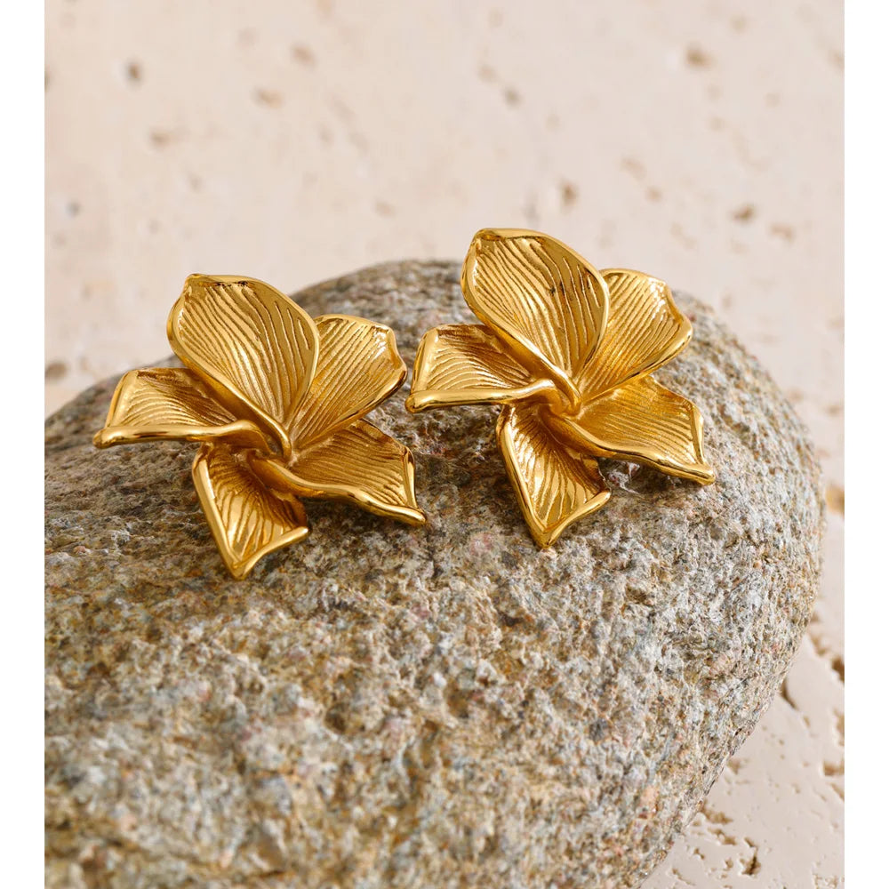 Flower earrings in gold-plated stainless steel.