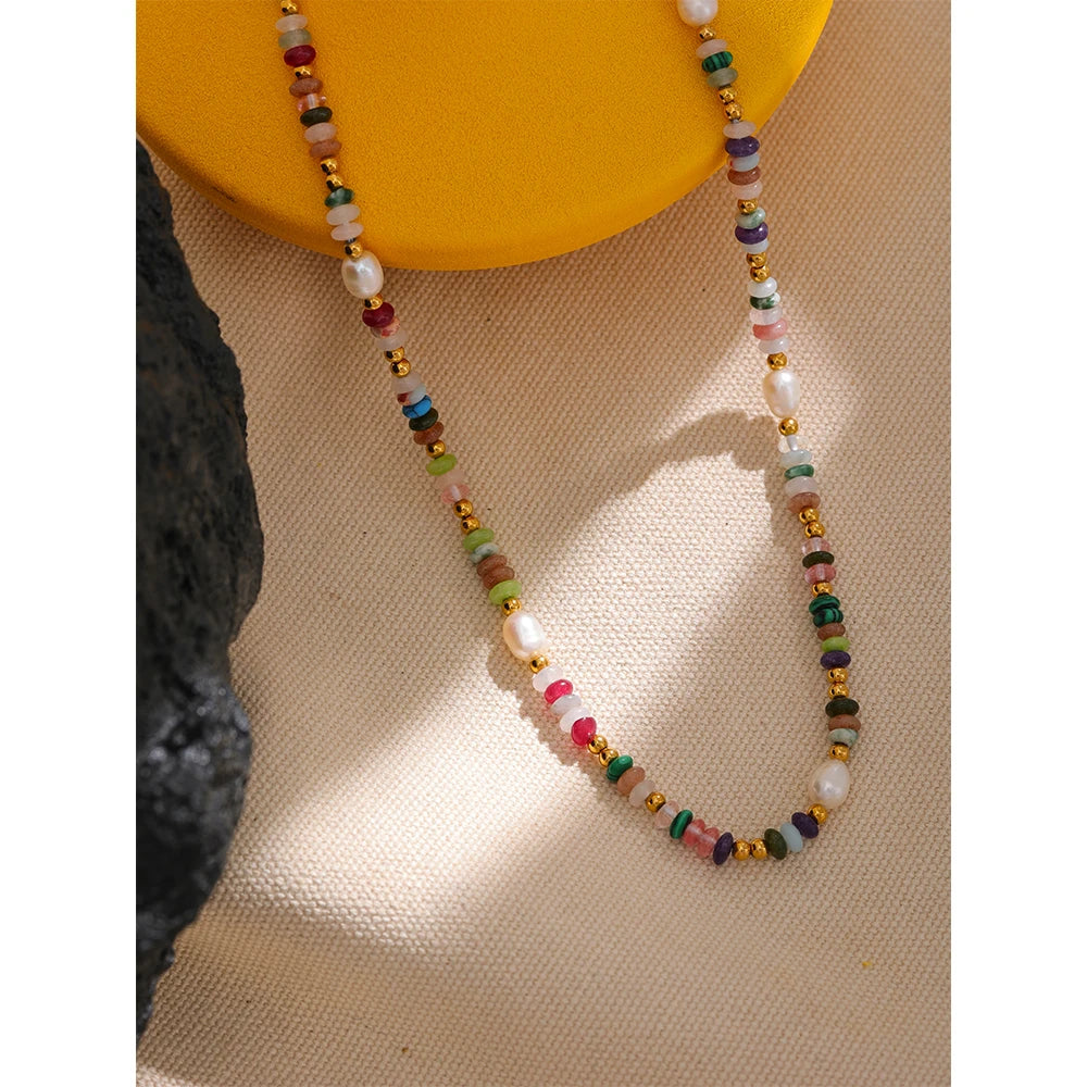 Freshwater pearl natural stone multi-color necklace in gold-plated stainless steel with freshwater pearl and natural stone.