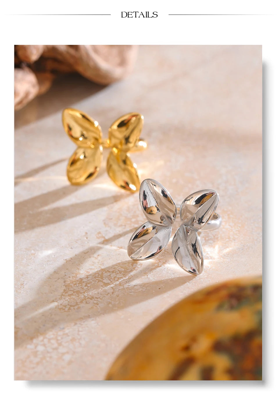 Flower ring in gold-plated stainless steel.