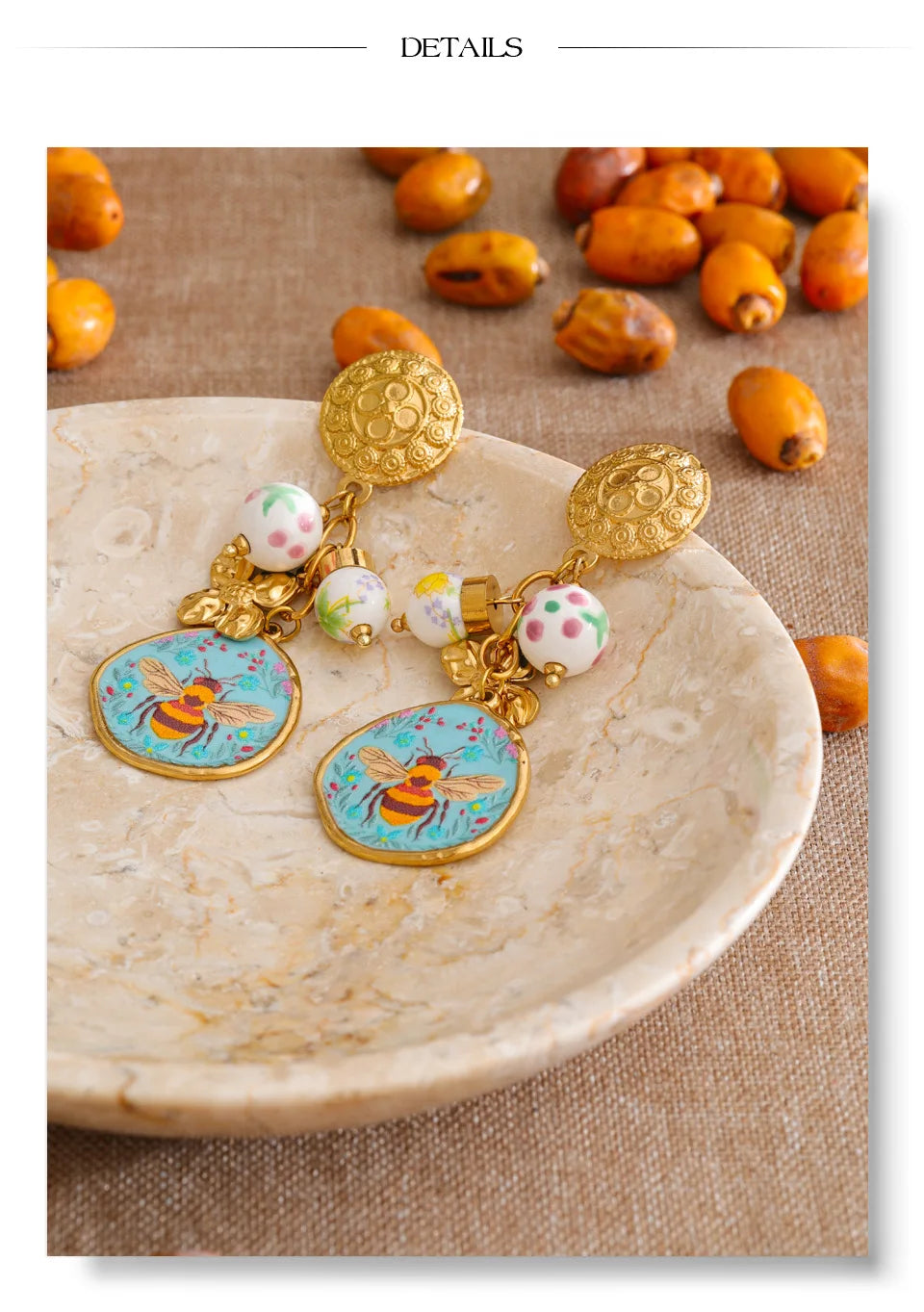 Flower earrings in gold-plated stainless steel.