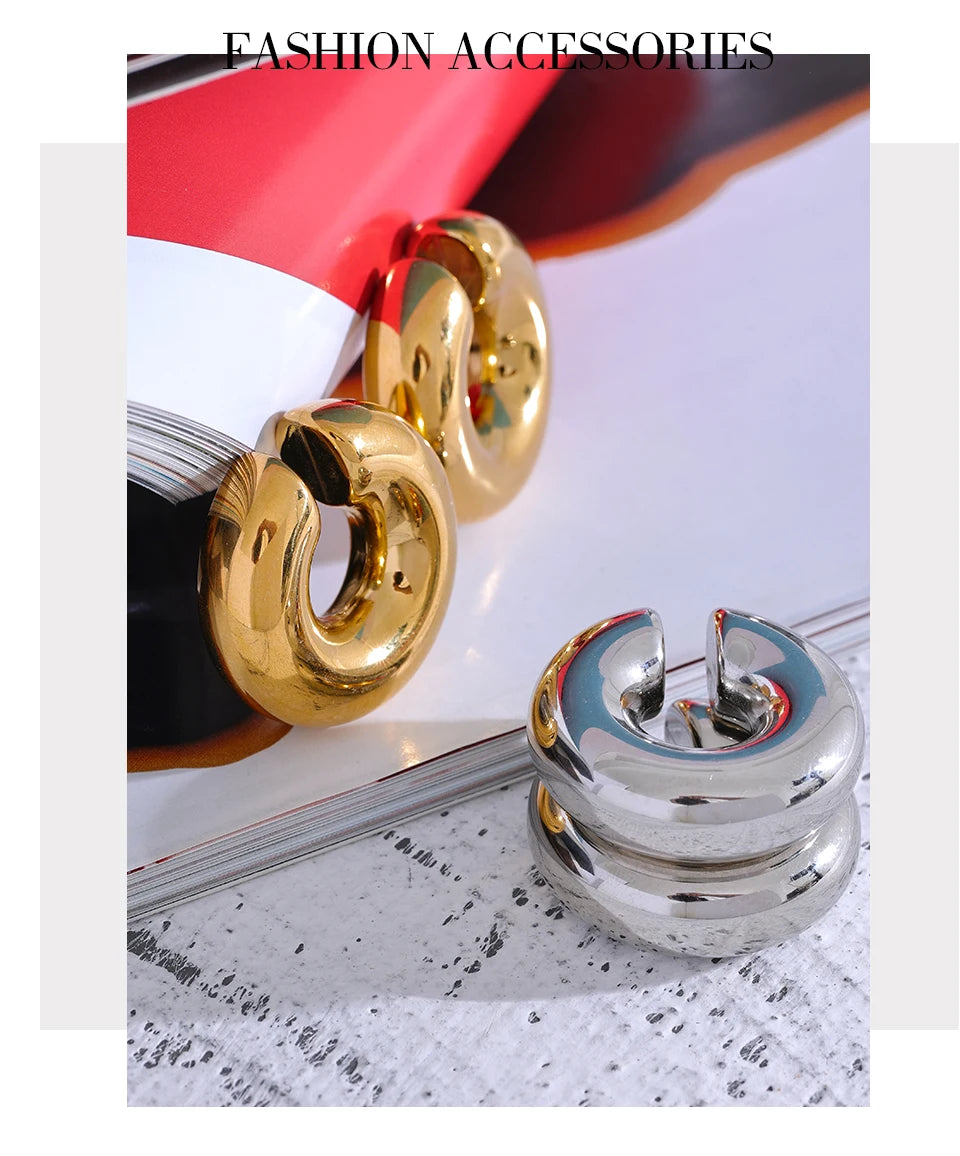 Geometric earrings in gold-plated stainless steel.