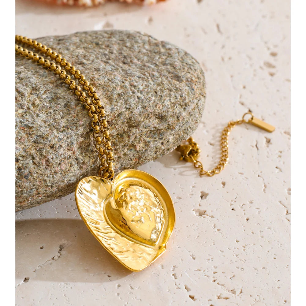 Resin heart necklace in gold-plated stainless steel with resin.