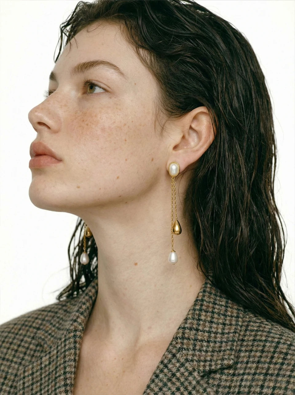 Pearl geometric chain earrings in gold-plated stainless steel with pearl.