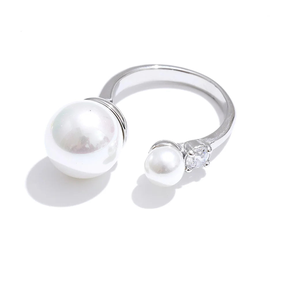 Cubic zirconia pearl geometric ring in 18K gold-plated stainless steel with pearl and cubic zirconia.