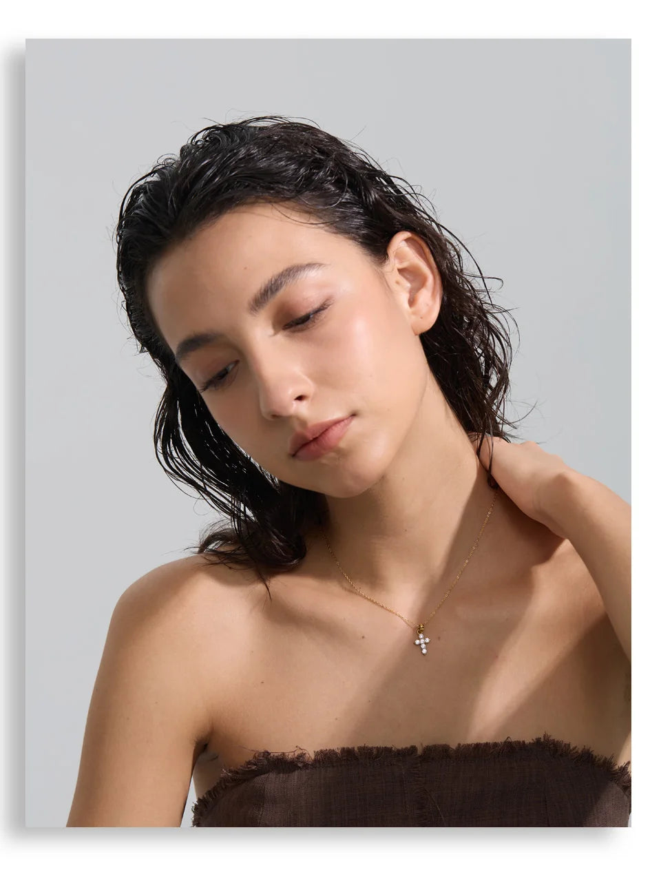 Cubic zirconia cross necklace in gold-plated stainless steel with cubic zirconia.