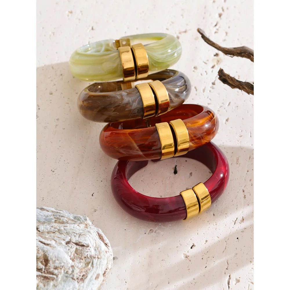 Green acrylic geometric bracelet in gold-plated stainless steel with acrylic.