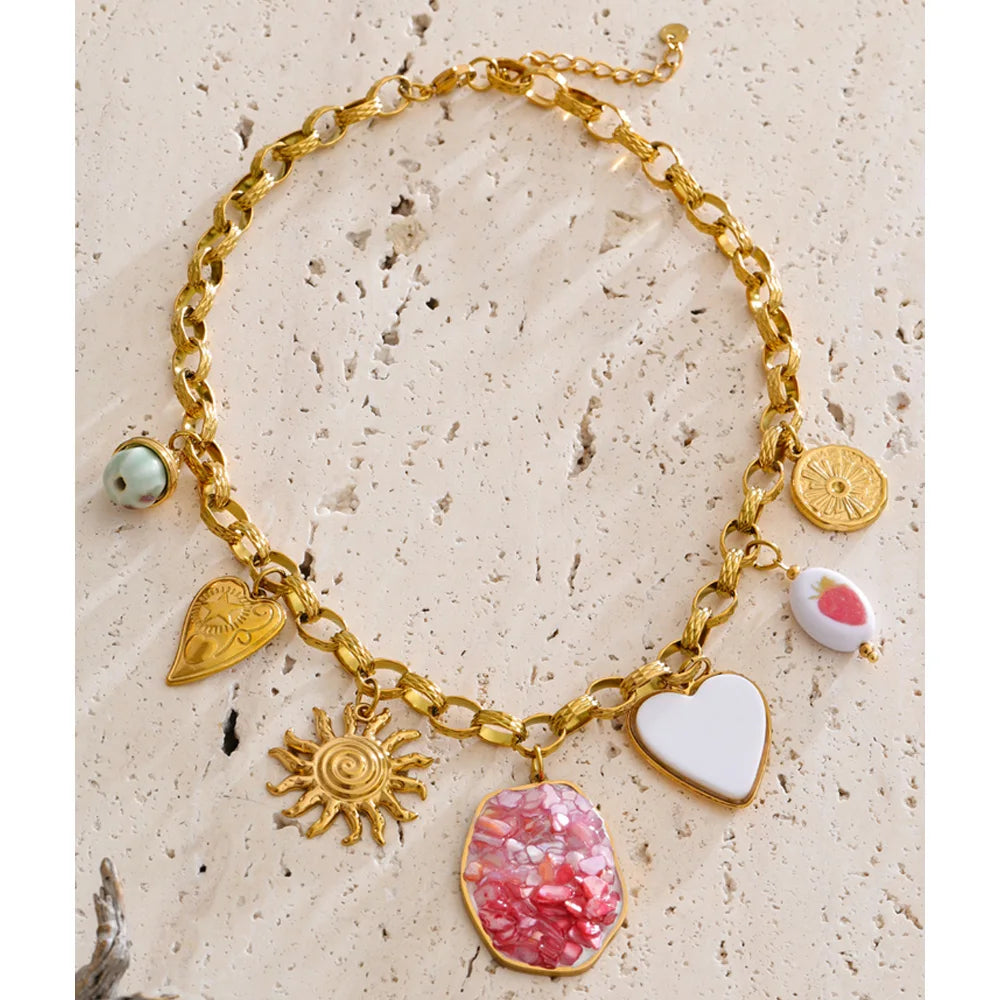 Shell resin heart necklace in gold-plated stainless steel with shell and resin.