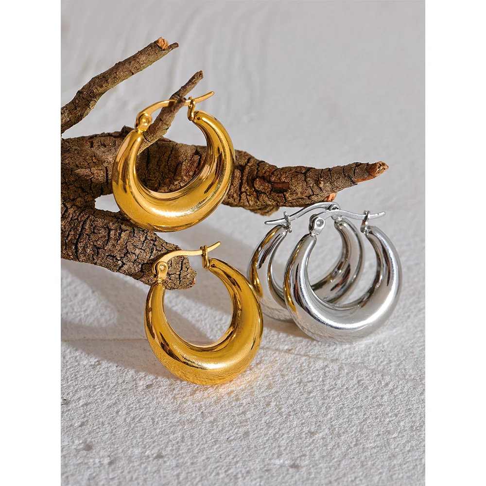 Hammered geometric earrings in 18K gold-plated stainless steel.