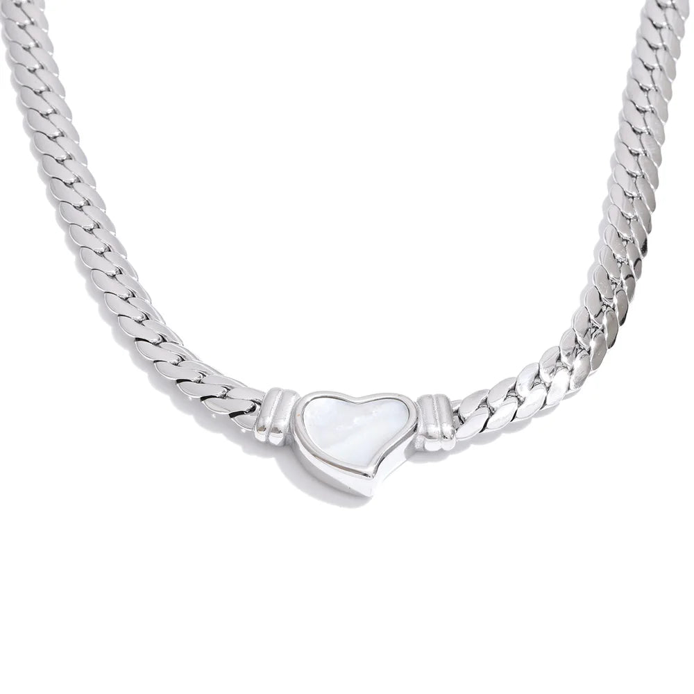Shell heart chain necklace in gold-plated stainless steel with shell.