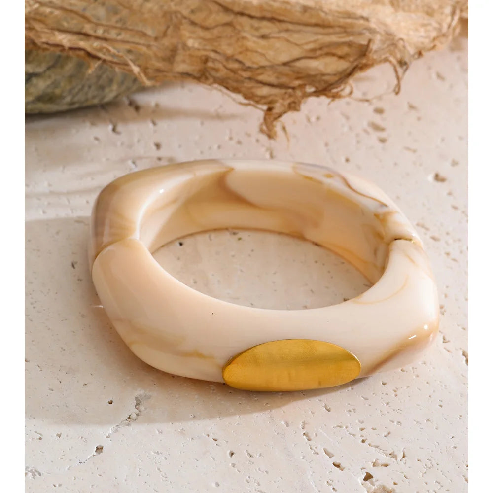Resin acrylic geometric bracelet in gold-plated stainless steel with resin and acrylic.