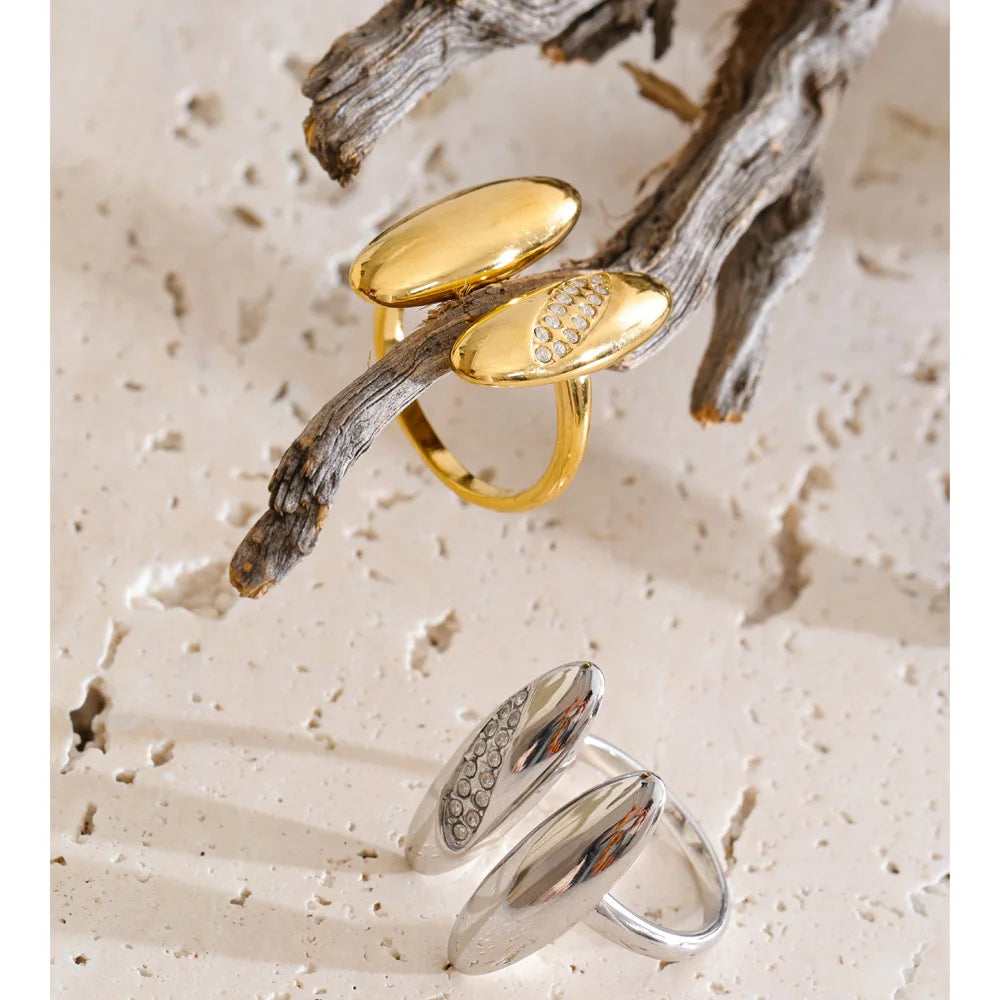 Cubic zirconia geometric ring in 18K gold-plated stainless steel with cubic zirconia.