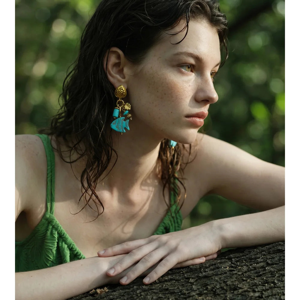 Blue natural stone geometric earrings in gold-plated stainless steel with natural stone.
