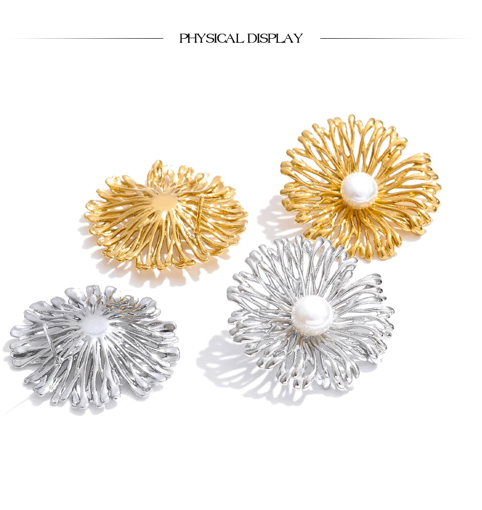 Pearl flower earrings in gold-plated stainless steel with pearl.