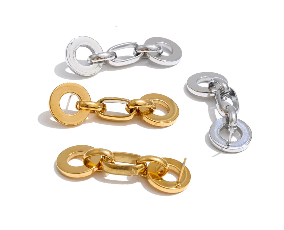 Geometric chain earrings in gold-plated stainless steel.