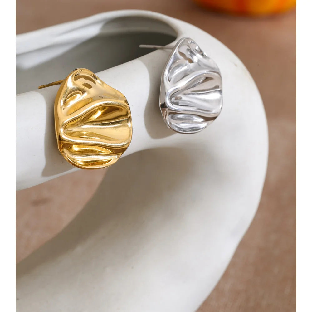 Geometric earrings in gold-plated stainless steel.