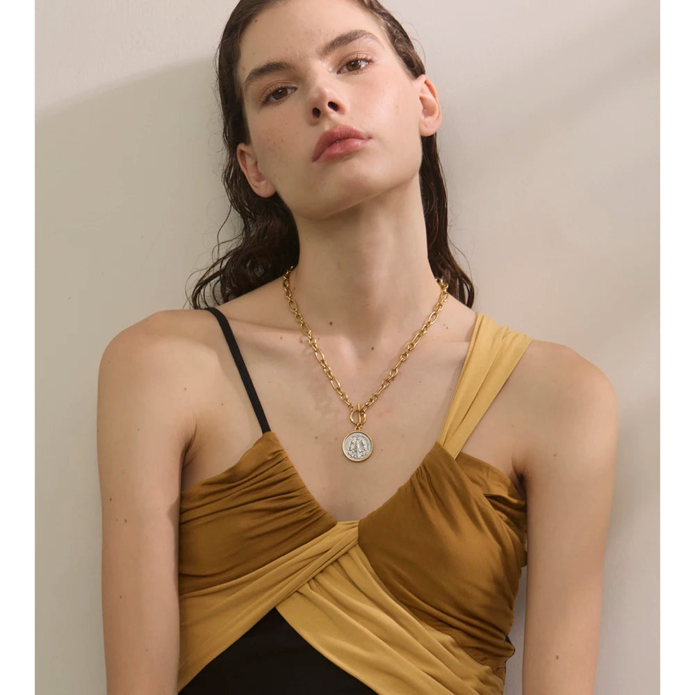 Geometric necklace in gold-plated stainless steel.
