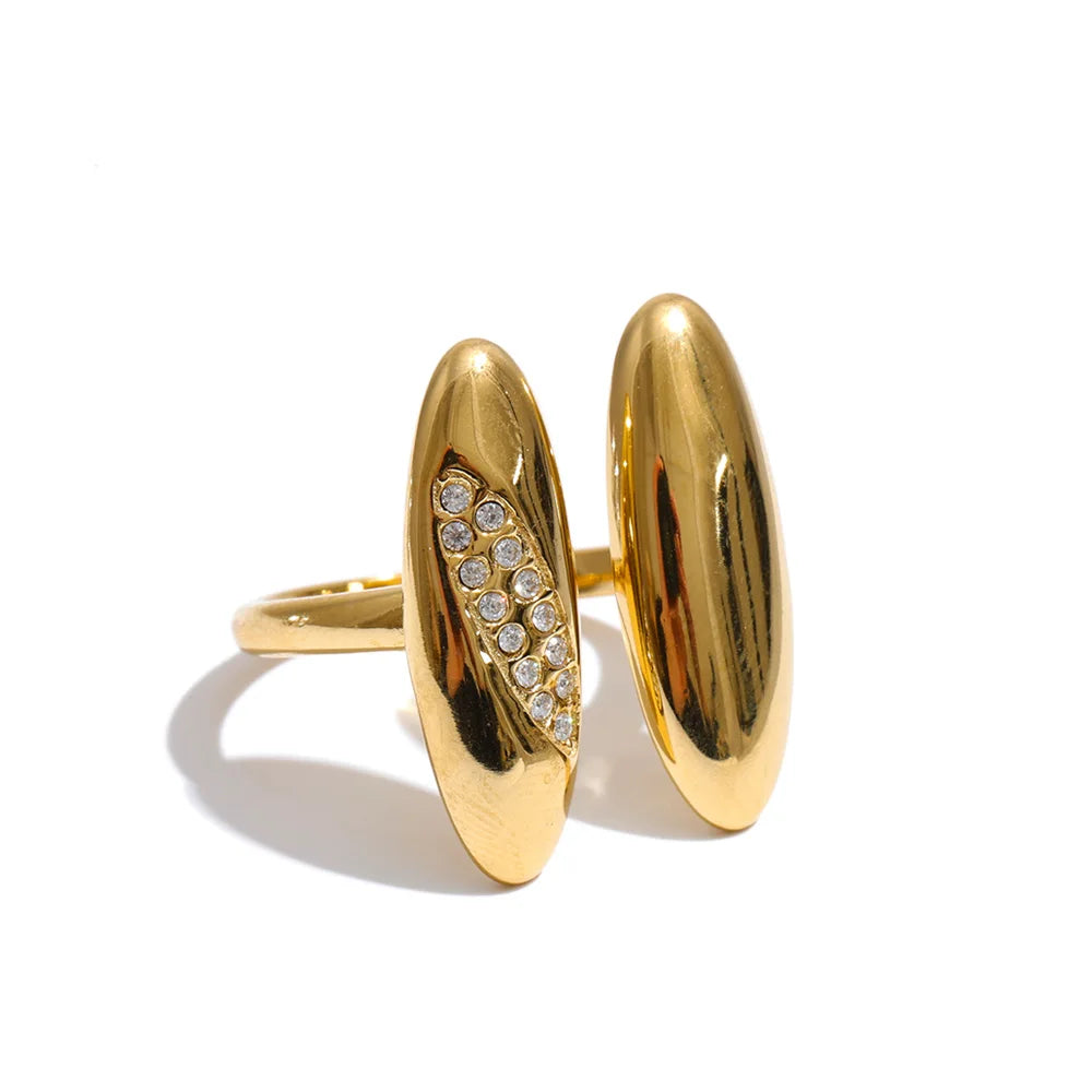 Cubic zirconia geometric ring in 18K gold-plated stainless steel with cubic zirconia.