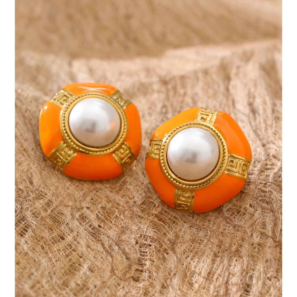 Pearl enamel geometric earrings in gold-plated stainless steel with pearl and enamel.