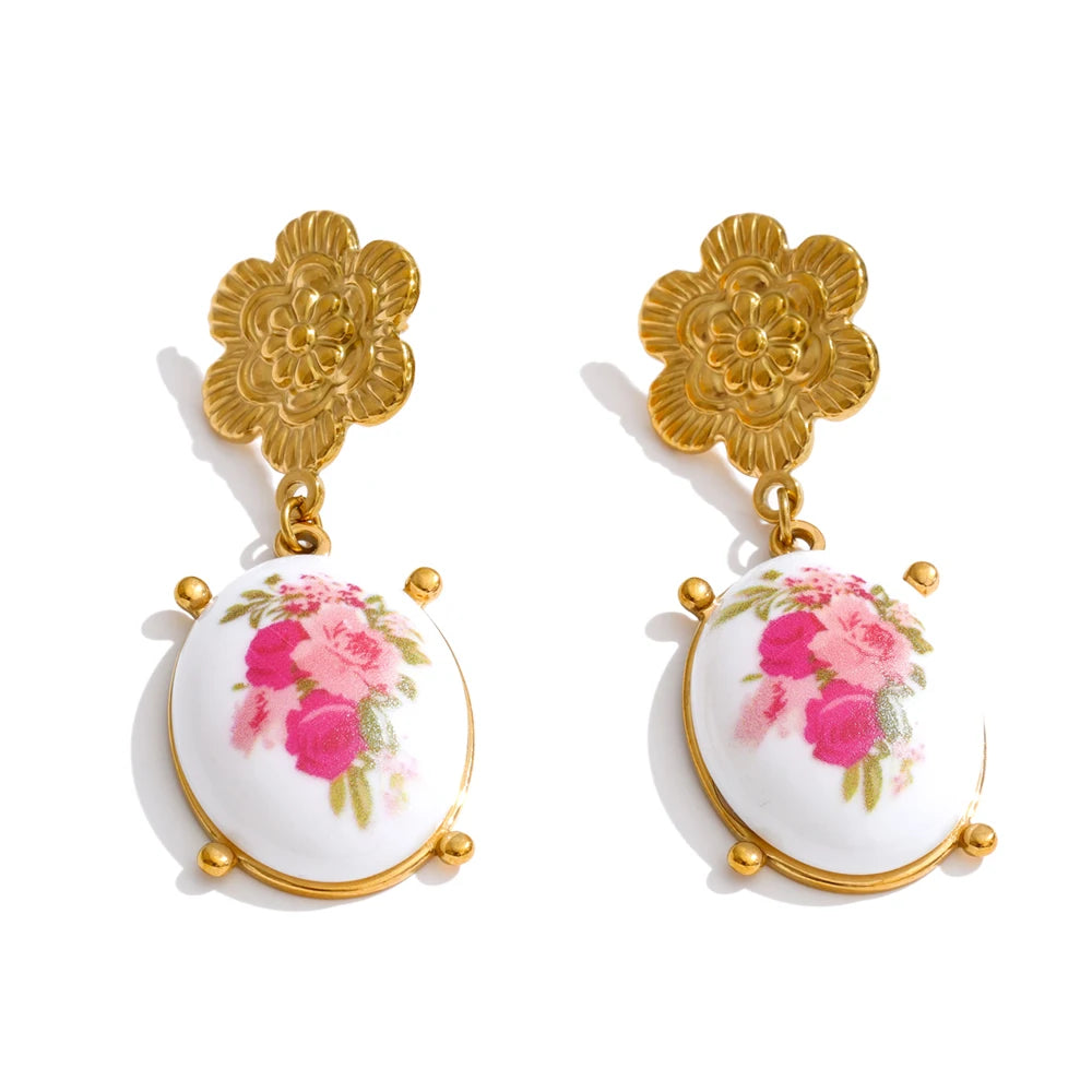 Resin flower earrings in gold-plated stainless steel with resin.