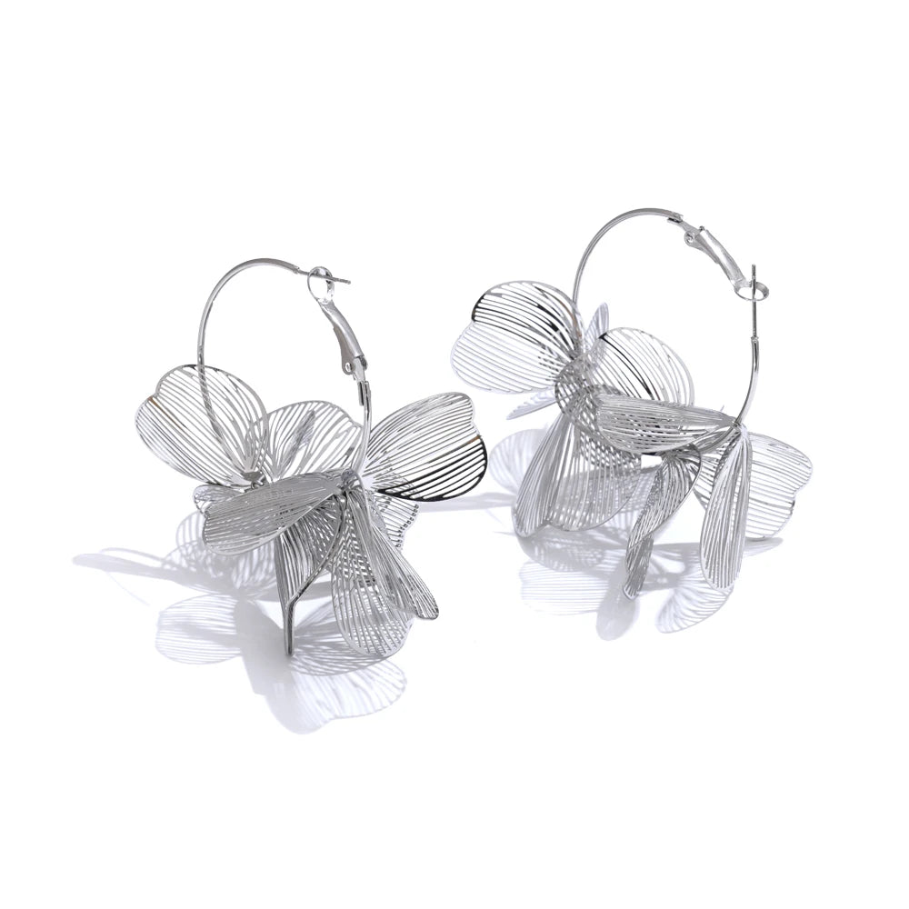 Flower geometric earrings in gold-plated stainless steel.