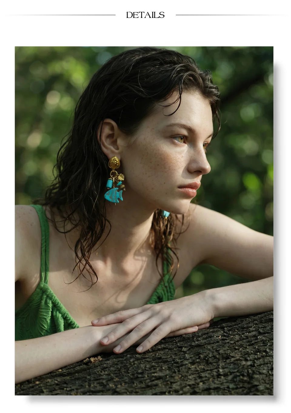 Blue natural stone geometric earrings in gold-plated stainless steel with natural stone.
