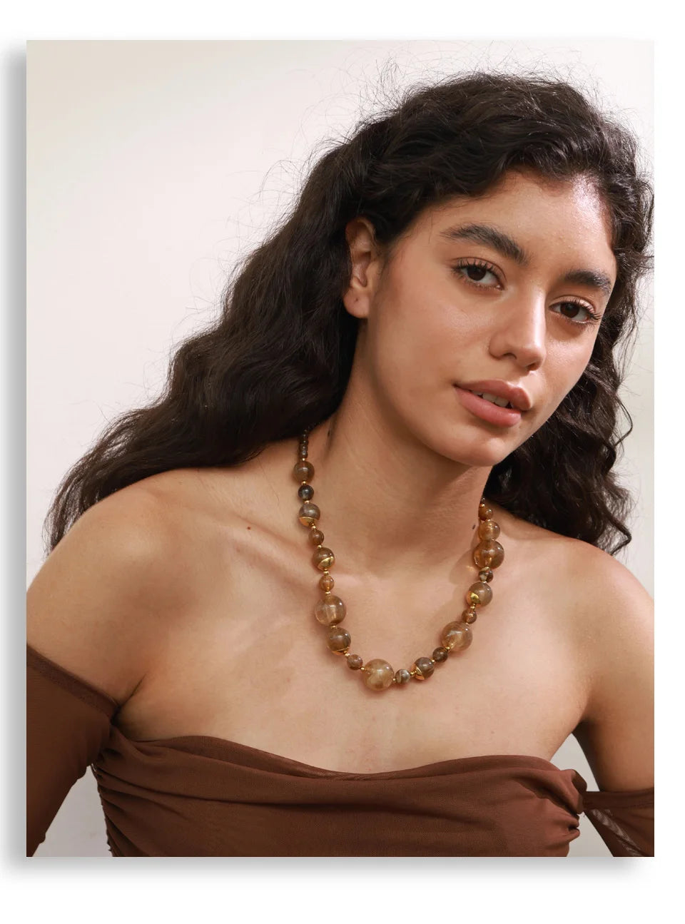Pearl resin acrylic necklace in gold-plated stainless steel with pearl and resin.