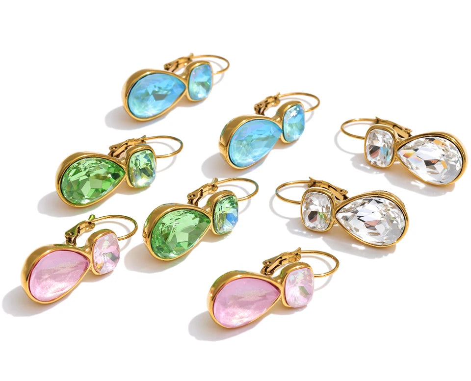 Crystal geometric earrings in gold-plated stainless steel with crystal.