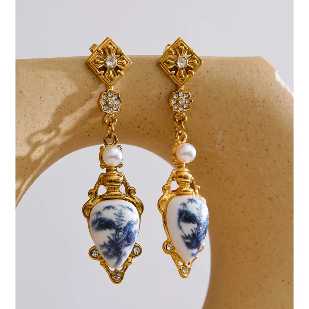 Resin flower geometric earrings in gold-plated stainless steel with resin.
