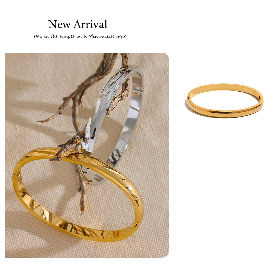 Geometric bracelet in gold-plated stainless steel.