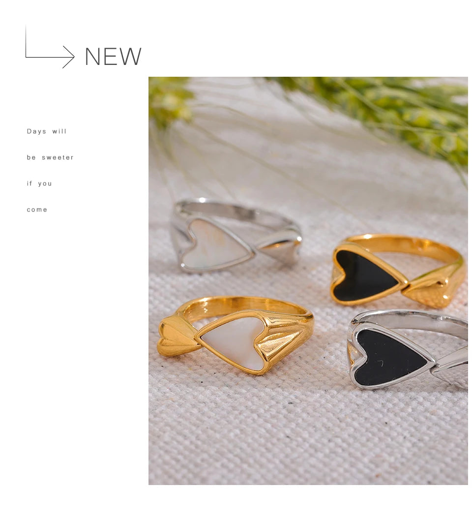 Shell acrylic heart ring in 18K gold-plated stainless steel with shell and acrylic.