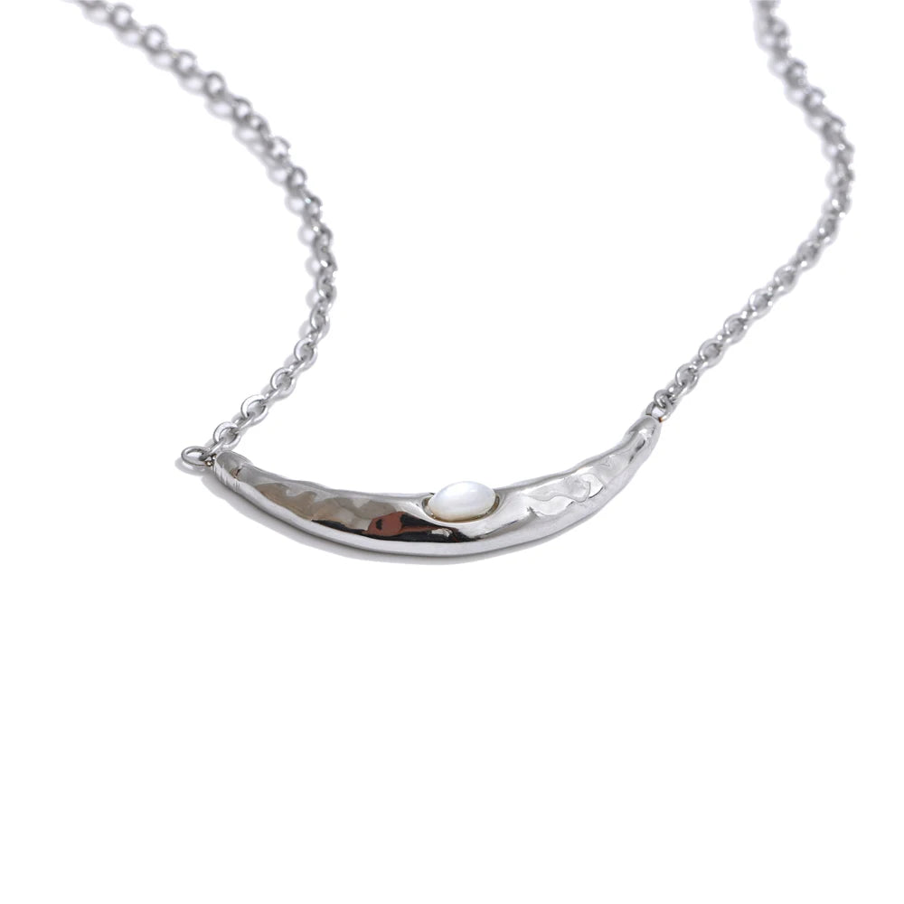 Shell moon geometric necklace in gold-plated stainless steel with shell.