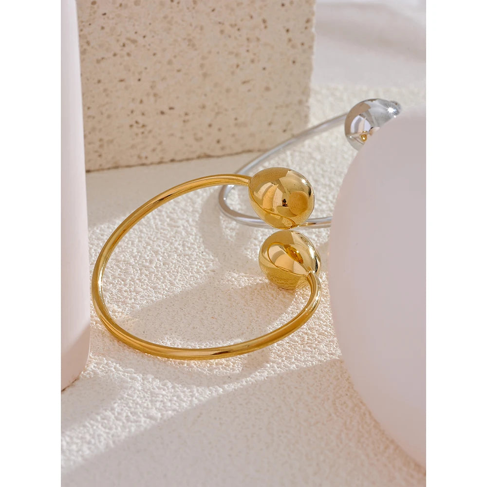 Geometric bracelet in gold-plated stainless steel.